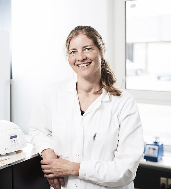 Portrait of Ann Dorte in HouseTest's mould testing laboratory